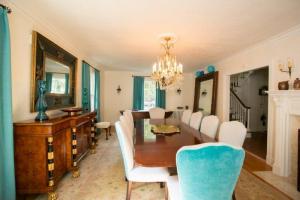 GALLAGHER_DINING_ROOM